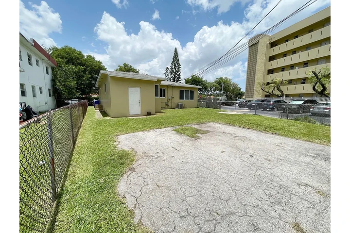$900 : Freshly painted Great location image 4