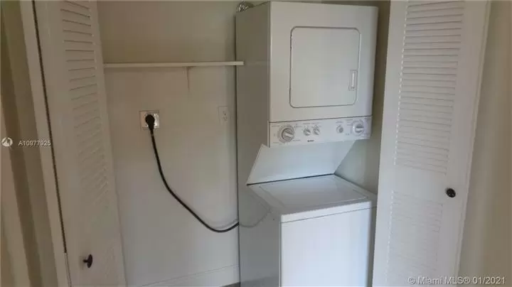 $2400 : TownHouse Fontainebleau Blvd image 3