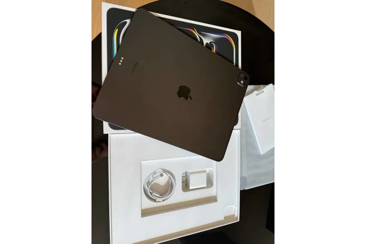 $800 : Like new iPad Pro 13” M4 7th g image 7