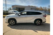 $32500 : Toyota Highlander 2022 XLE 4 thumbnail