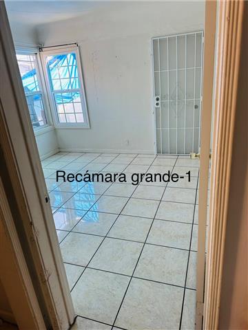 $1300 : Recámara  grande 94th y Avalon image 1