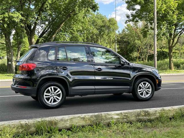 2016 Tiguan S image 9