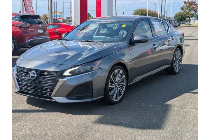 $21792 : Nissan Altima 2023 2.5 SL 4d image 2