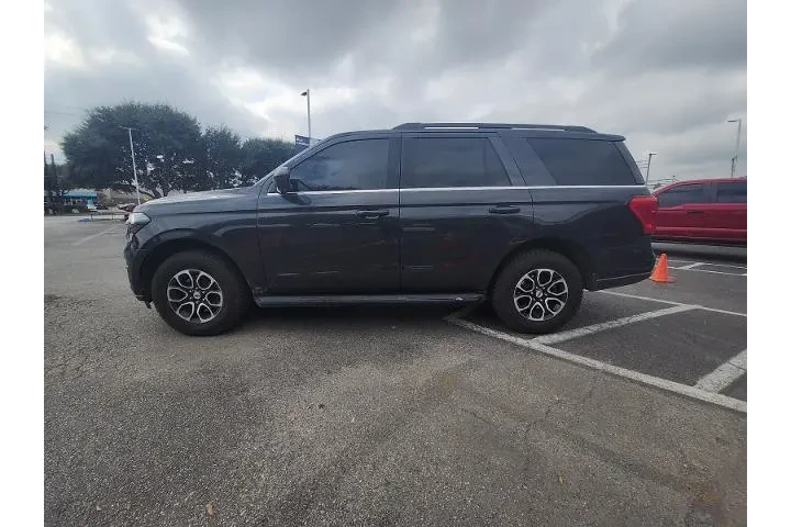 $35799 : Ford Expedition 2022 4x4 XLT image 4