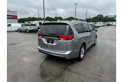 $9980 : 2018 Pacifica Limited FWD thumbnail