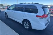 $9990 : Pre-Owned 2013 Sienna LE 8 Pa thumbnail