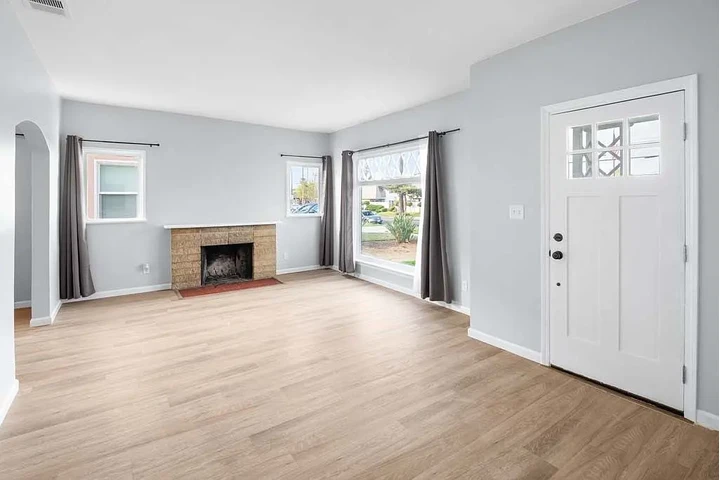 $800 : 2 Spacious Bedrooms all newly image 3