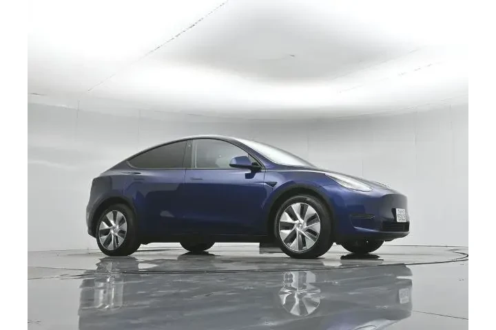 $36204 : Tesla Model Y 2023 AWD 4dr C image 2