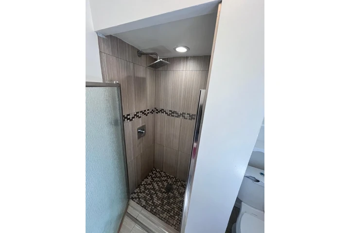$1695 : Studio/Single Inglewood image 2