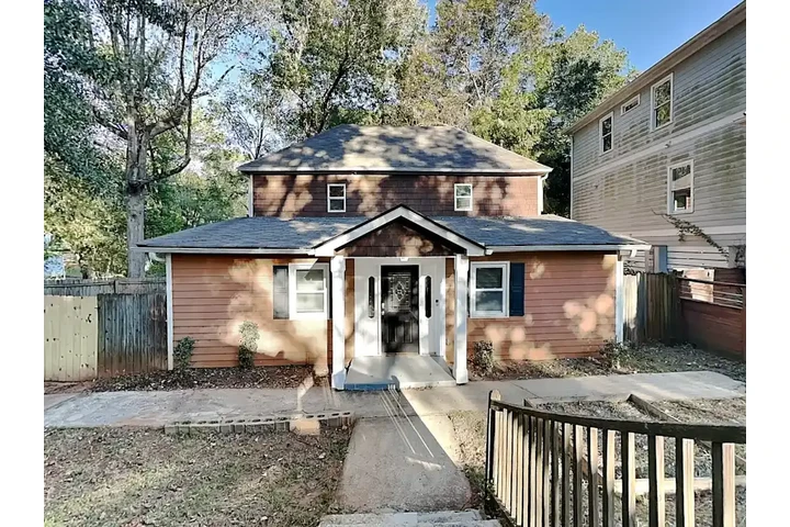 $1380 : Available Apartments All In On image 2