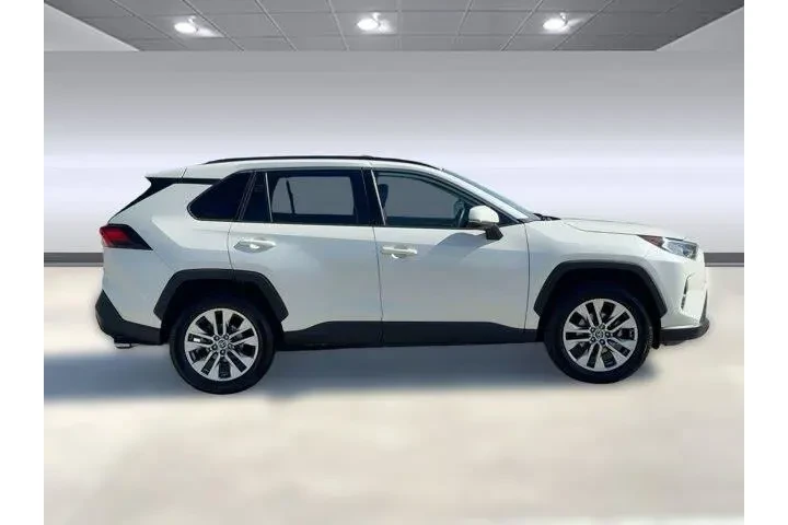 $20499 : Toyota RAV4 2021 XLE Premium image 8