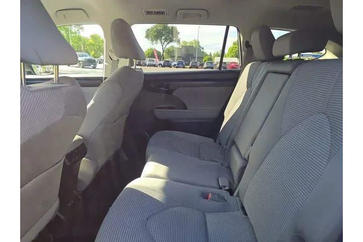 $29995 : Toyota Highlander 2021 LE 4d image 8