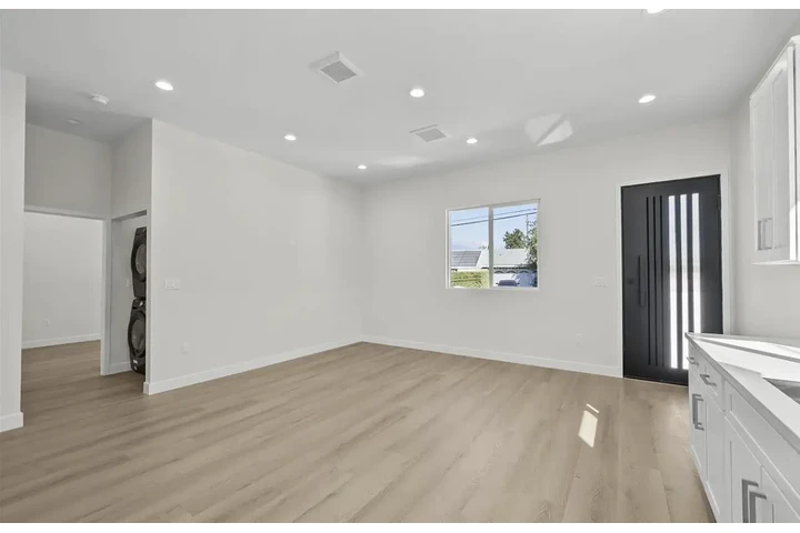 $1050 : Brand new natural light home image 6