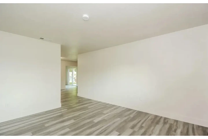 $2485 : Beautiful 3 Bed Home in Carson image 3