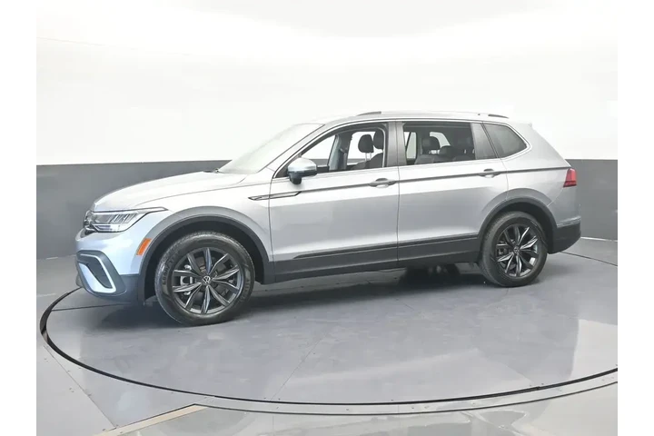 $17995 : Volkswagen Tiguan 2023 SE 4d image 2