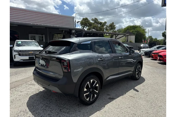 2025 Kicks SV 4WD image 6