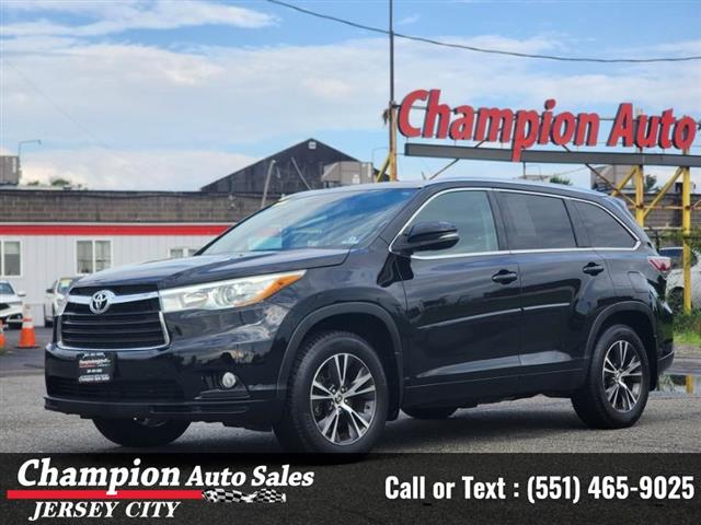 Used 2016 Highlander AWD 4dr image 2