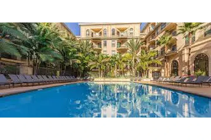 $2500 : Luxury 1 bed/bath - Private image 1