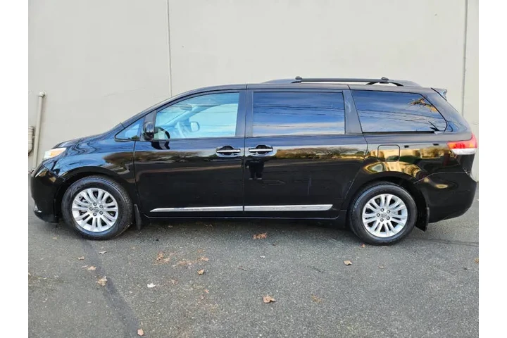 $7999 : 2011 Sienna XLE 8-Passenger image 3