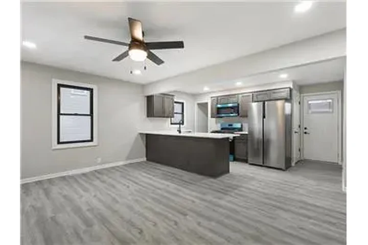 $1100 : Rental property with 2 bedro image 2