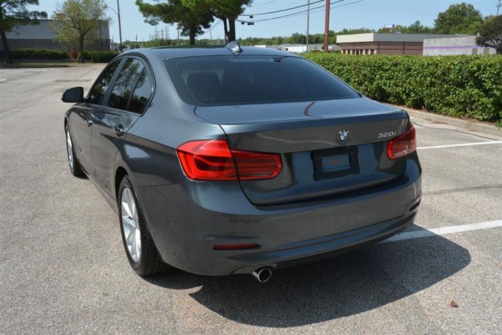 2018 BMW 3 Series 320i image 9