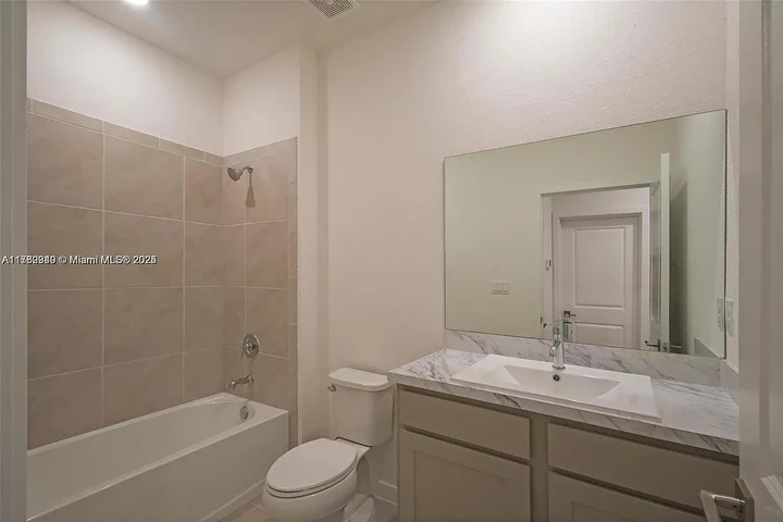$2350 : Se Renta Hermosa Casa image 6