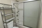 Renta 1 cuarto/baño-mujer sola