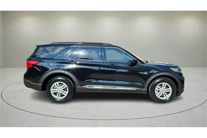 $24742 : Ford Explorer 2023 AWD XLT 4 image 2