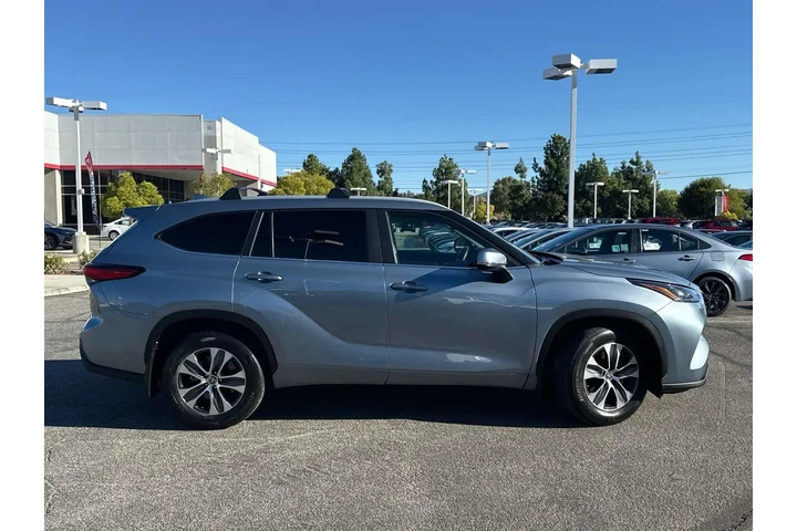 $34850 : Toyota Highlander 2023 LE 4d image 3