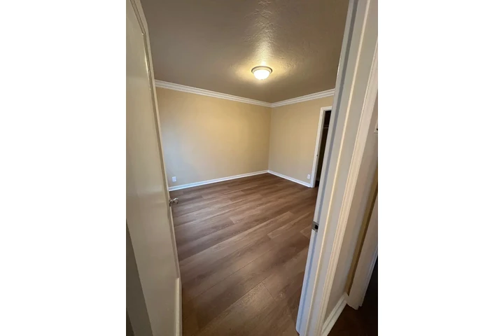 $1800 : This beautiful renovated duple image 1