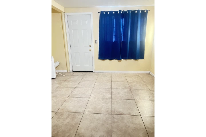 $900 : Se renta cuarto en sylmar image 1