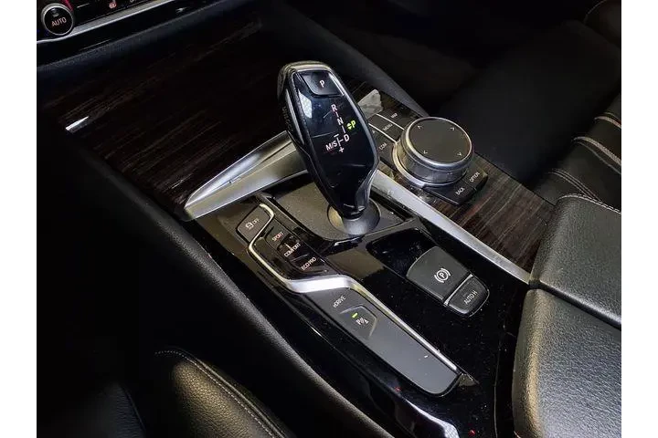 $16998 : BMW 5 Series 2019 530e iPerf image 9