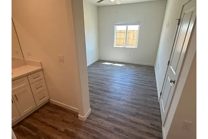 $900 : Open concept with high ceiling image 6