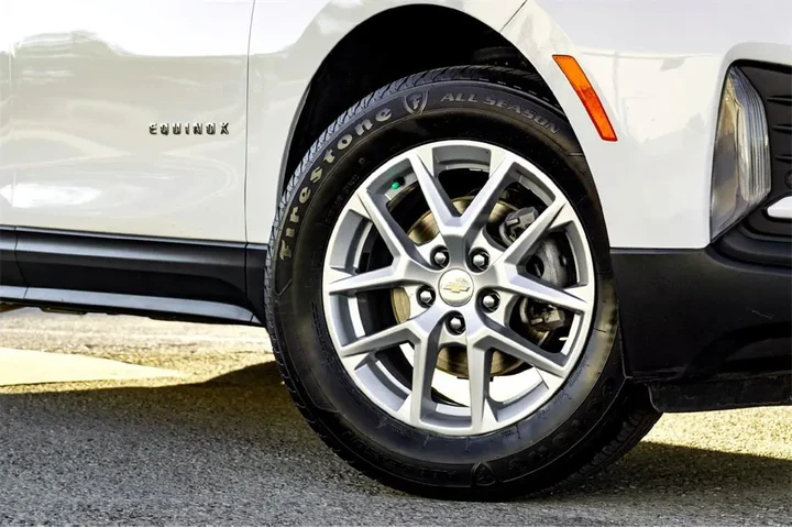 $19307 : Chevrolet Equinox 2024 4x4 L image 2