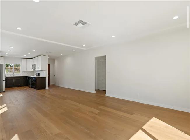 $1600 : 3bed 2Bath image 4