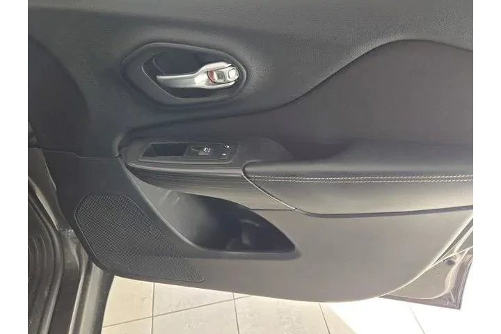 Jeep Cherokee 2015 4x4 Latit image 4