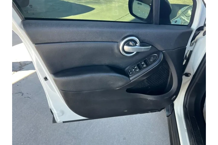 2017 500x Lounge AWD image 10