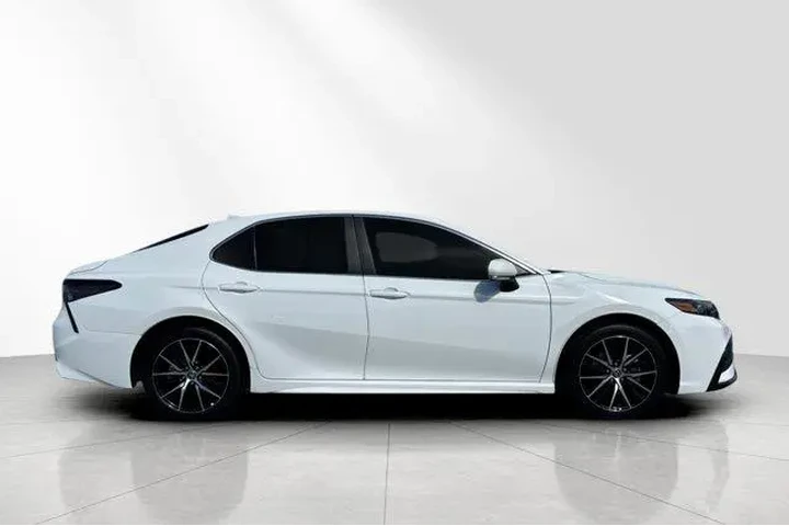 $26998 : Toyota Camry 2023 SE 4dr Sed image 2