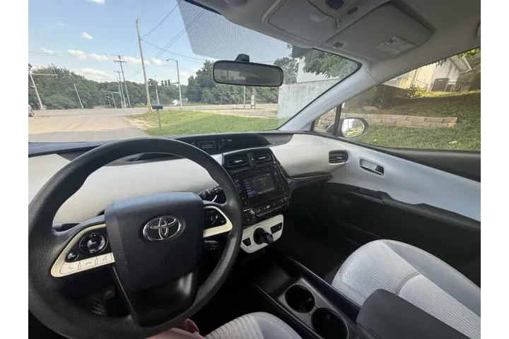 $7999 : 2016 Prius Two image 9