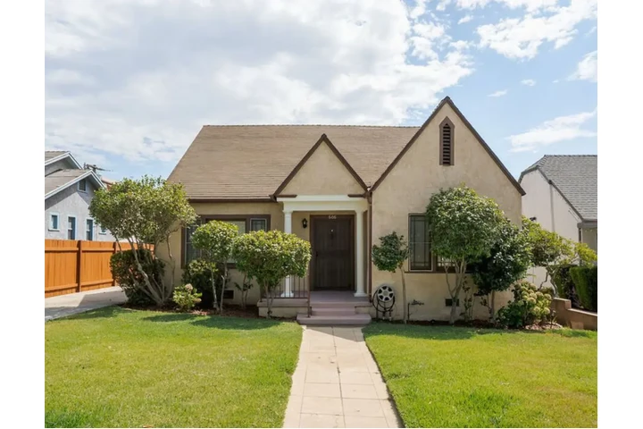 $2050 : Spacious 2 Bedroom in Lynwood image 1