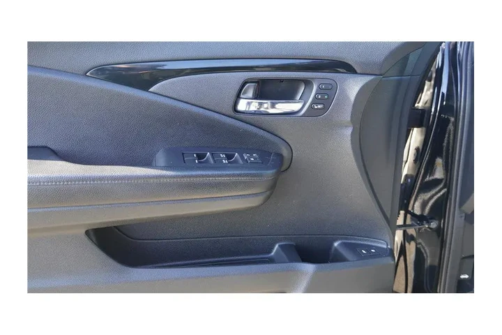 $24984 : 2019 Pilot Touring 8-Passenger image 10