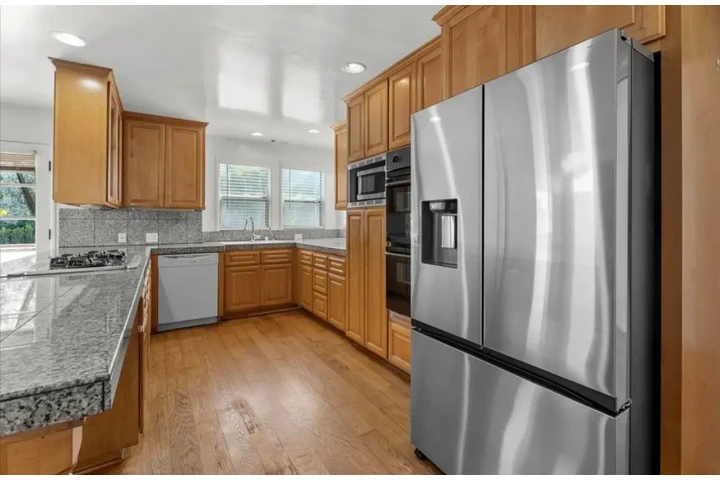 $2480 : Beautiful 3Bed 2Bath House, LA image 4