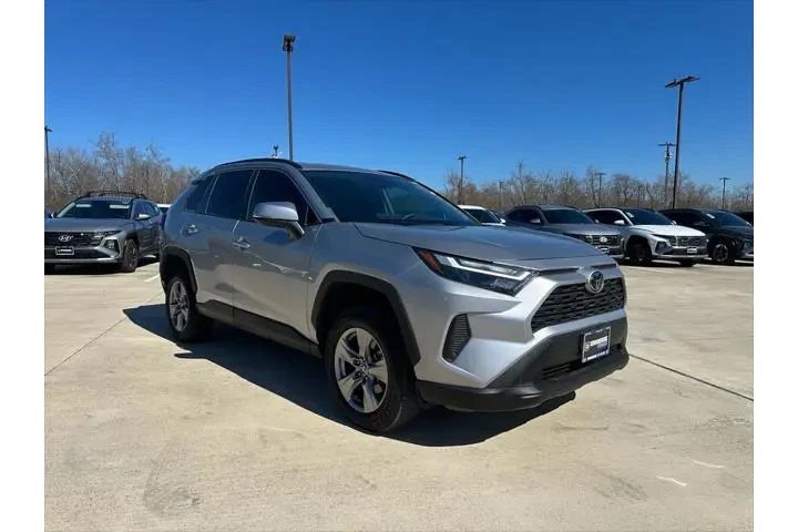 $27897 : Toyota RAV4 2023 XLE 4dr SUV image 3