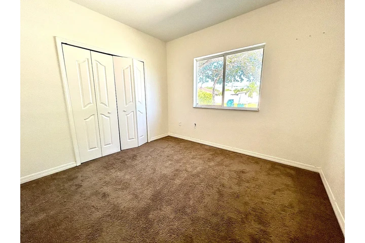 $900 : charming HOME ..Miami, FL image 4