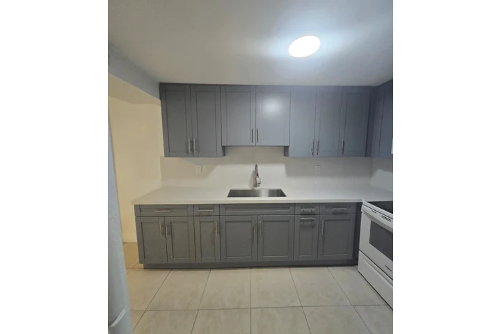 $2400 : RENTA APARTAMENTO HIALEAH image 6