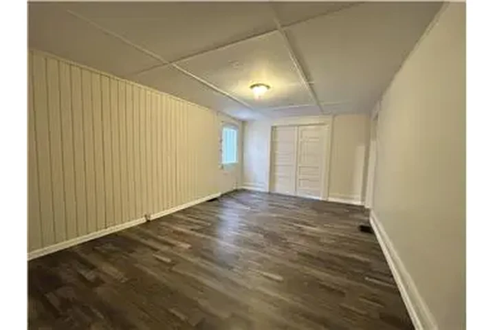 $725 : Rental property with 2 bedro image 9