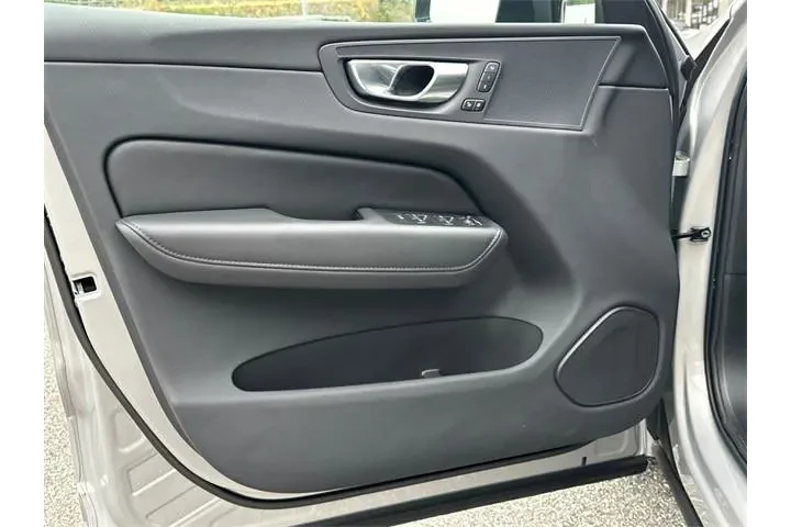 $37398 : Volvo XC60 2025 AWD B5 Plus image 10