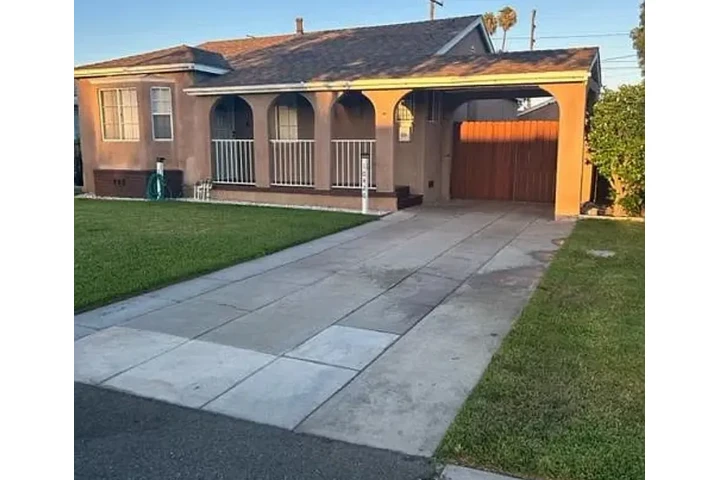 $2300 : Prime home in South Gate neigh image 2