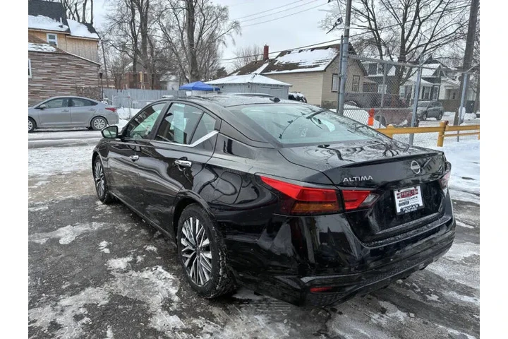 2024 Altima 2.5 SV image 9
