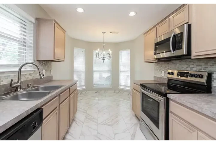 $2140 : 13911 Creek Crossing Dr, Dalla image 5